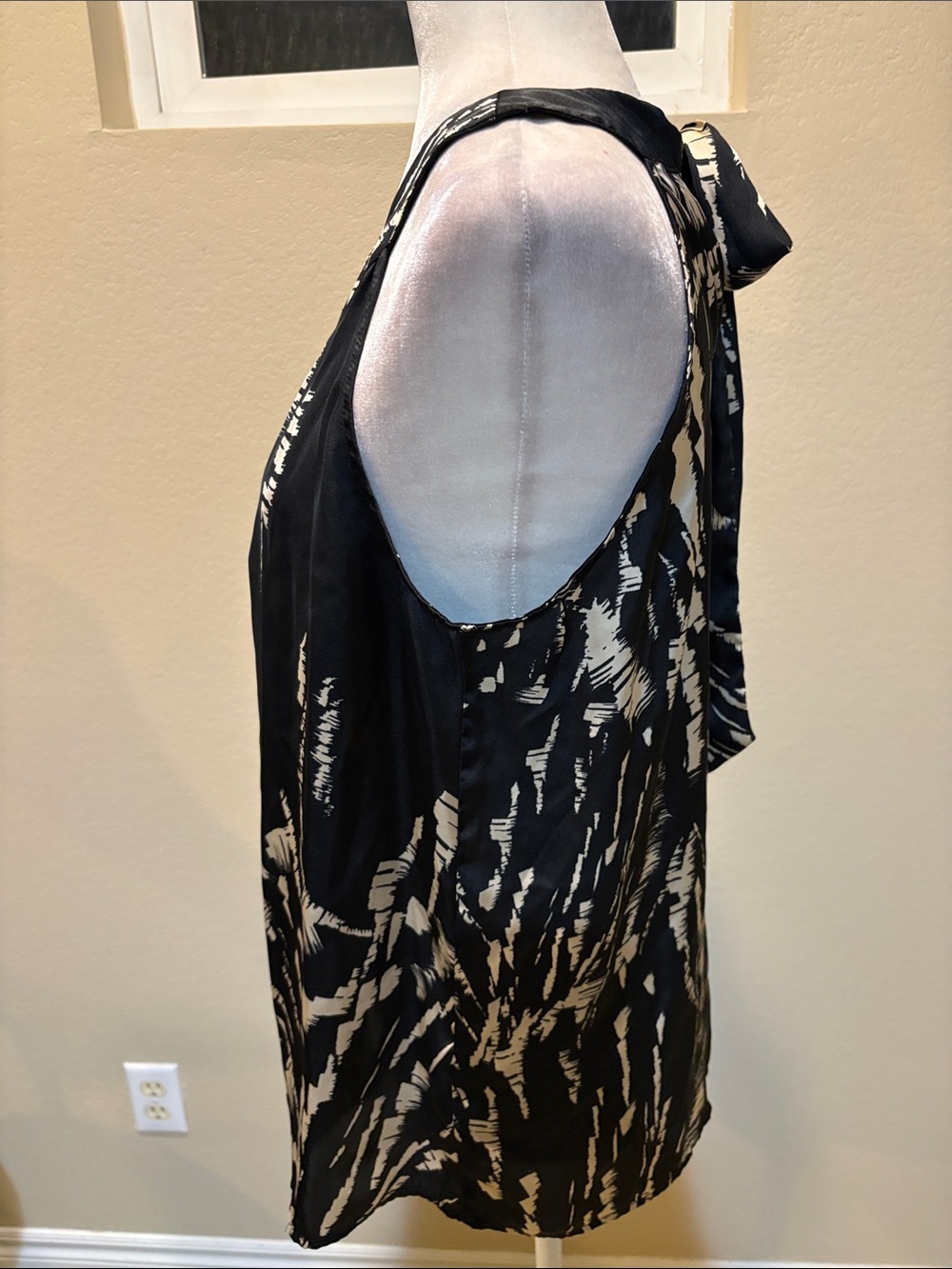 a.n.a Black and Cream Abstract Halter Camisole with Tie Back-Size M - Picture 5 of 12